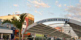 Estação da Lauro de Freitas recebe letreiro com nome do ex-prefeito Herzem Gusmão