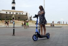 Mobilidade: Fiscalização no Farol da Barra reforça regras para uso de patinetes elétricos em Salvador