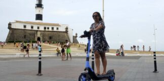 Mobilidade: Fiscalização no Farol da Barra reforça regras para uso de patinetes elétricos em Salvador
