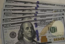 Após sete altas seguidas, dólar cai 0,95% e fecha em R$ 5,53