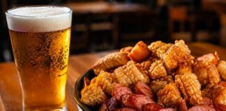 Cerveja e futebol: saiba como harmonizar os principais estilos com petiscos e churrasco