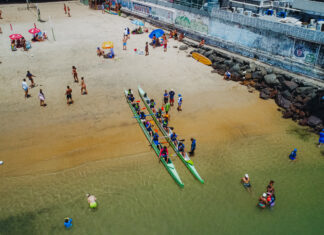 Manhã wellness de lazer e esporte chega à Praia da Preguiça no dia 11 de julho; conheça o primeiro ‘Circuito Funcional com Remo’Com duração de até três horas, o aulão desafia os participantes em um circuito integrado de resistência e concentração. O projeto é idealizado pelo Clube de Canoagem Kaiaulu Va’a, em parceria com a instrutora Raquel Marçal.