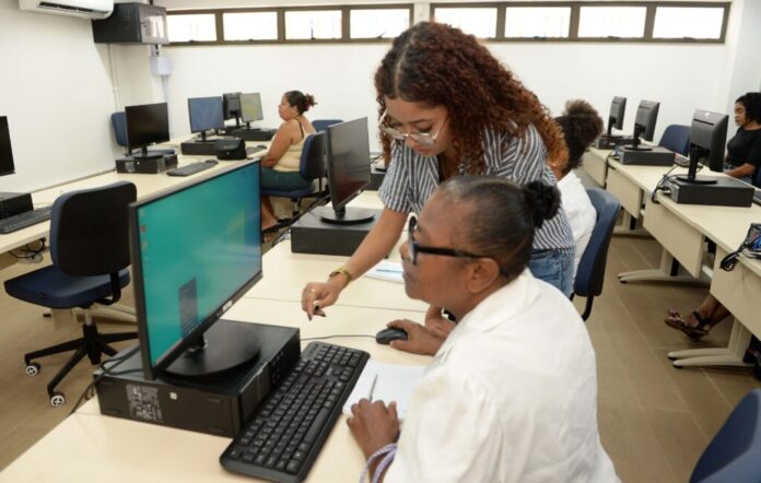 19-10-2026-Aula-de-inclusao-digital-e-uso-de-ferramentas-de-IA-Fotos-Otavio-SECOM-PMS-8-2-1024x651